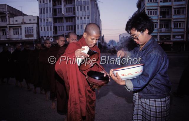 birmanie 27.JPG - Moines demandant l'aumonePegu (Bago)Birmanie (Myanmar)